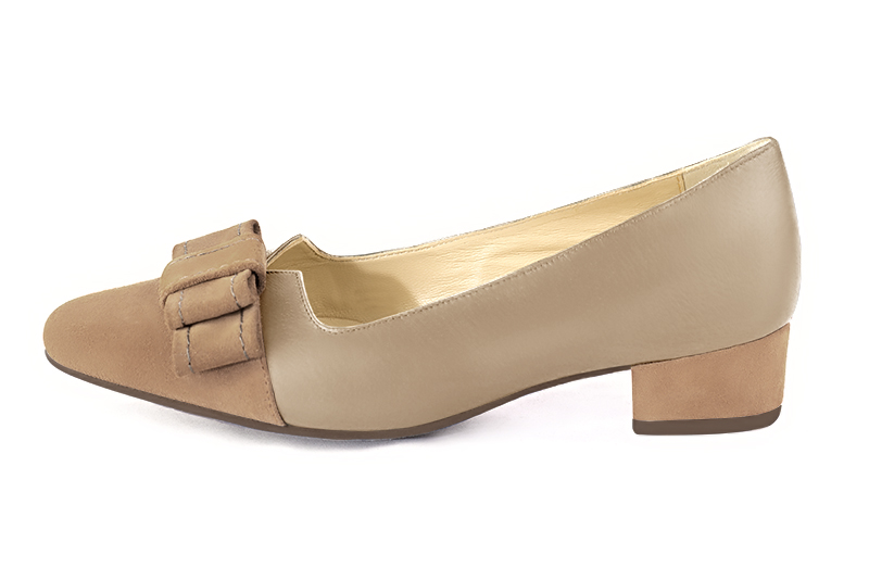 Tan beige women's dress pumps, with a knot on the front. Round toe. Low block heels. Profile view - Florence KOOIJMAN
